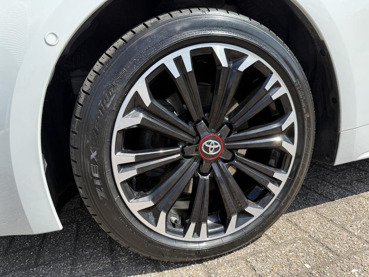 Toyota COROLLA 2.0 Hybrid GR-Sport | 10 JAAR GARANTIE! | CAMERA | CARPLAY | KEYLESS |