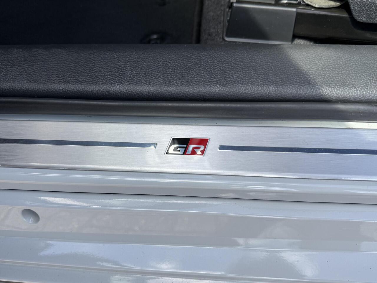 Toyota COROLLA 2.0 Hybrid GR-Sport | 10 JAAR GARANTIE! | CAMERA | CARPLAY | KEYLESS |