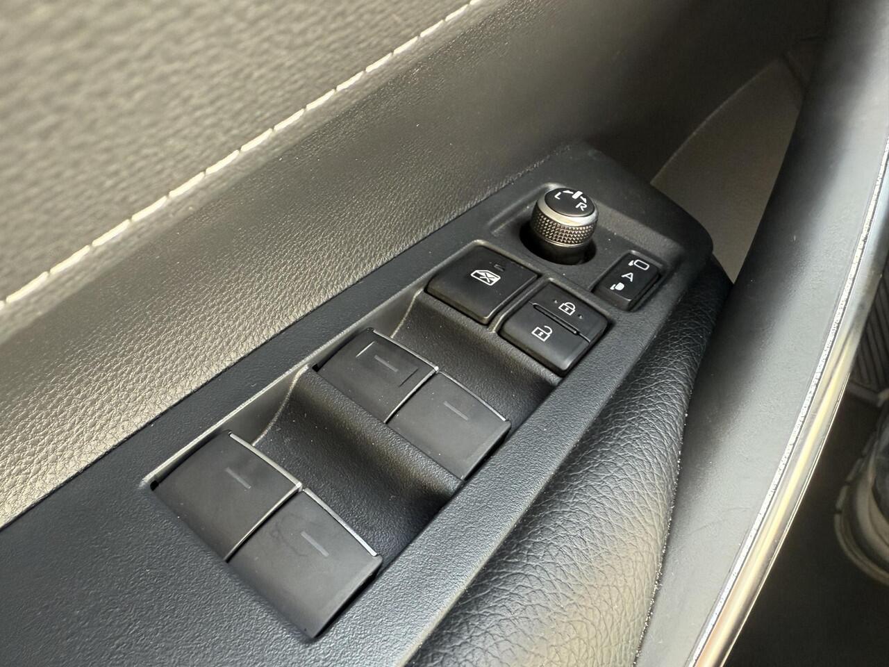 Toyota COROLLA 2.0 Hybrid GR-Sport | 10 JAAR GARANTIE! | CAMERA | CARPLAY | KEYLESS |