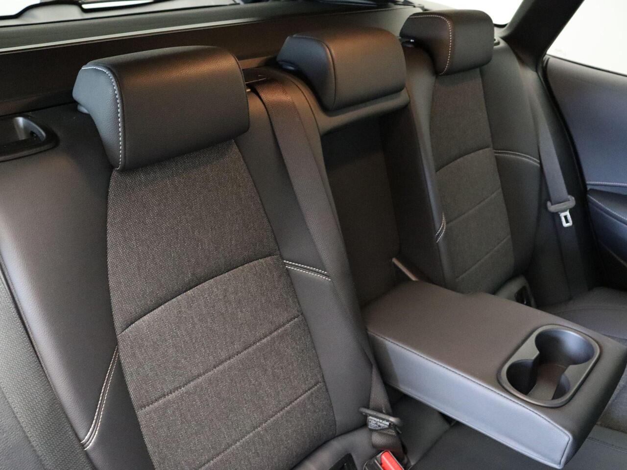 Toyota COROLLA Touring Sports 1.8 Hybrid Business Plus | Achteruitrijcamera | Stoelverwarming | Led Koplampen |