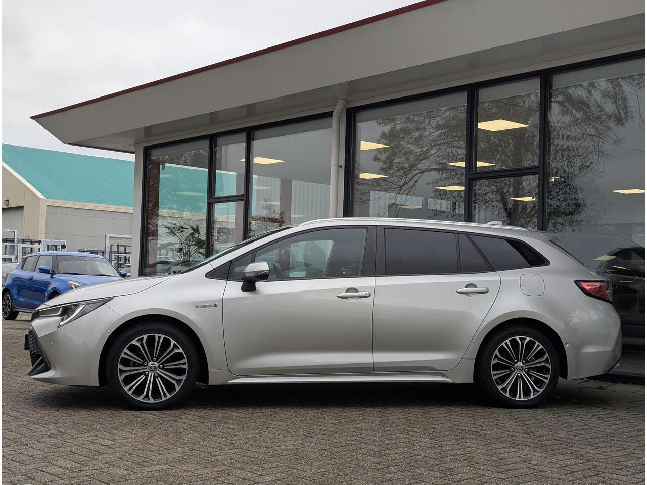 Toyota COROLLA Touring Sports 1.8 Hybrid Business Plus | Stuur- & stoelverwarming | Trekhaak | PDC | BSM | Elektrische a.klep | Carplay & Android auto
