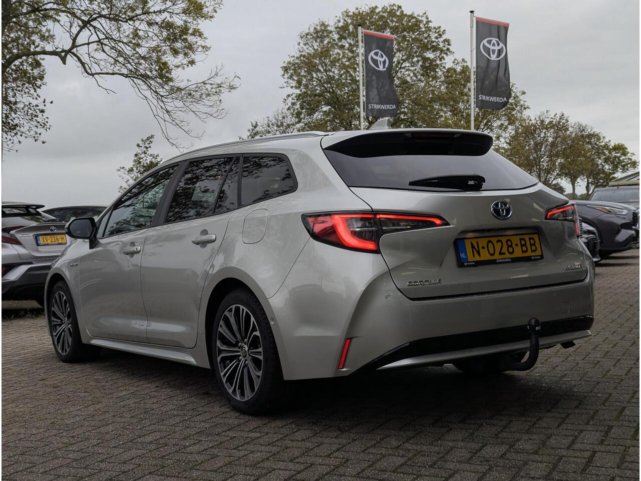 Toyota COROLLA Touring Sports 1.8 Hybrid Business Plus | Stuur- & stoelverwarming | Trekhaak | PDC | BSM | Elektrische a.klep | Carplay & Android auto