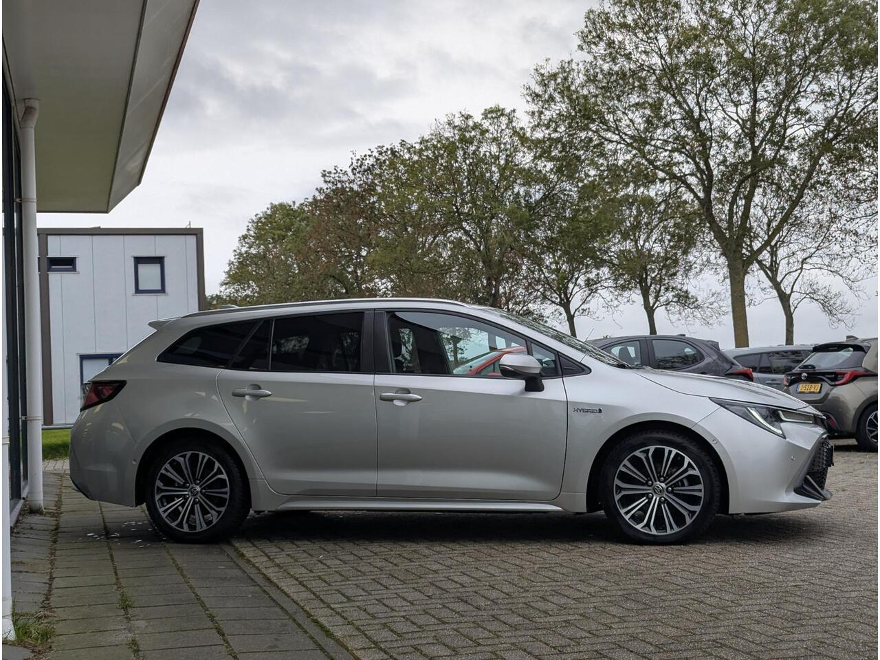 Toyota COROLLA Touring Sports 1.8 Hybrid Business Plus | Stuur- & stoelverwarming | Trekhaak | PDC | BSM | Elektrische a.klep | Carplay & Android auto