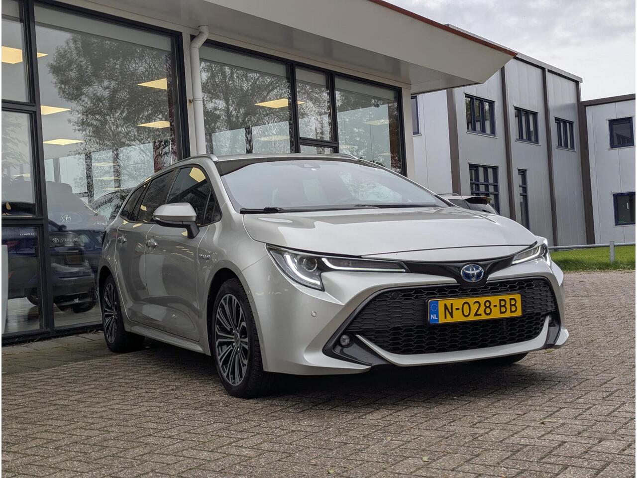 Toyota COROLLA Touring Sports 1.8 Hybrid Business Plus | Stuur- & stoelverwarming | Trekhaak | PDC | BSM | Elektrische a.klep | Carplay & Android auto