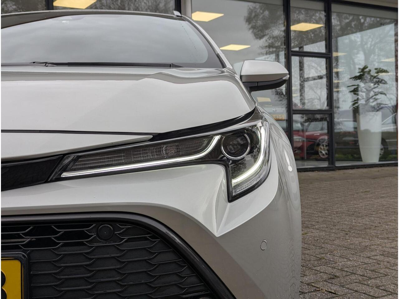 Toyota COROLLA Touring Sports 1.8 Hybrid Business Plus | Stuur- & stoelverwarming | Trekhaak | PDC | BSM | Elektrische a.klep | Carplay & Android auto