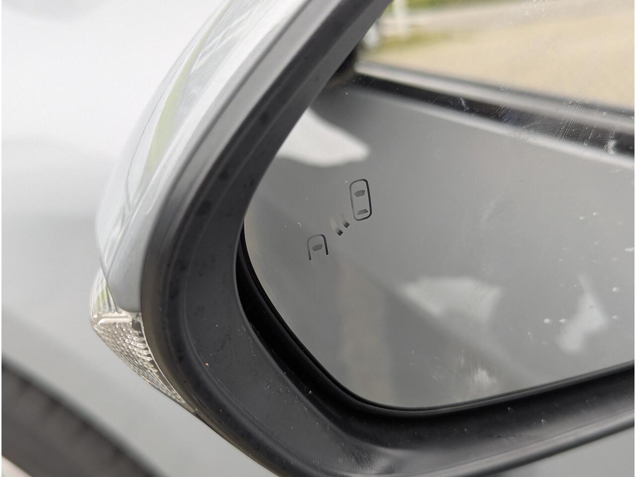 Toyota COROLLA Touring Sports 1.8 Hybrid Business Plus | Stuur- & stoelverwarming | Trekhaak | PDC | BSM | Elektrische a.klep | Carplay & Android auto