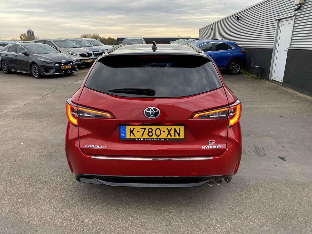 Toyota COROLLA Touring Sports 2.0 Hybrid GR-Sport Nieuw geleverd 1e eigenaar. Sportieve GR interieur, navigatie Apple CarPlay/Android Auto, stoelverwarming, draadloos telefoonlader, adaptieve cruise control, keyless,