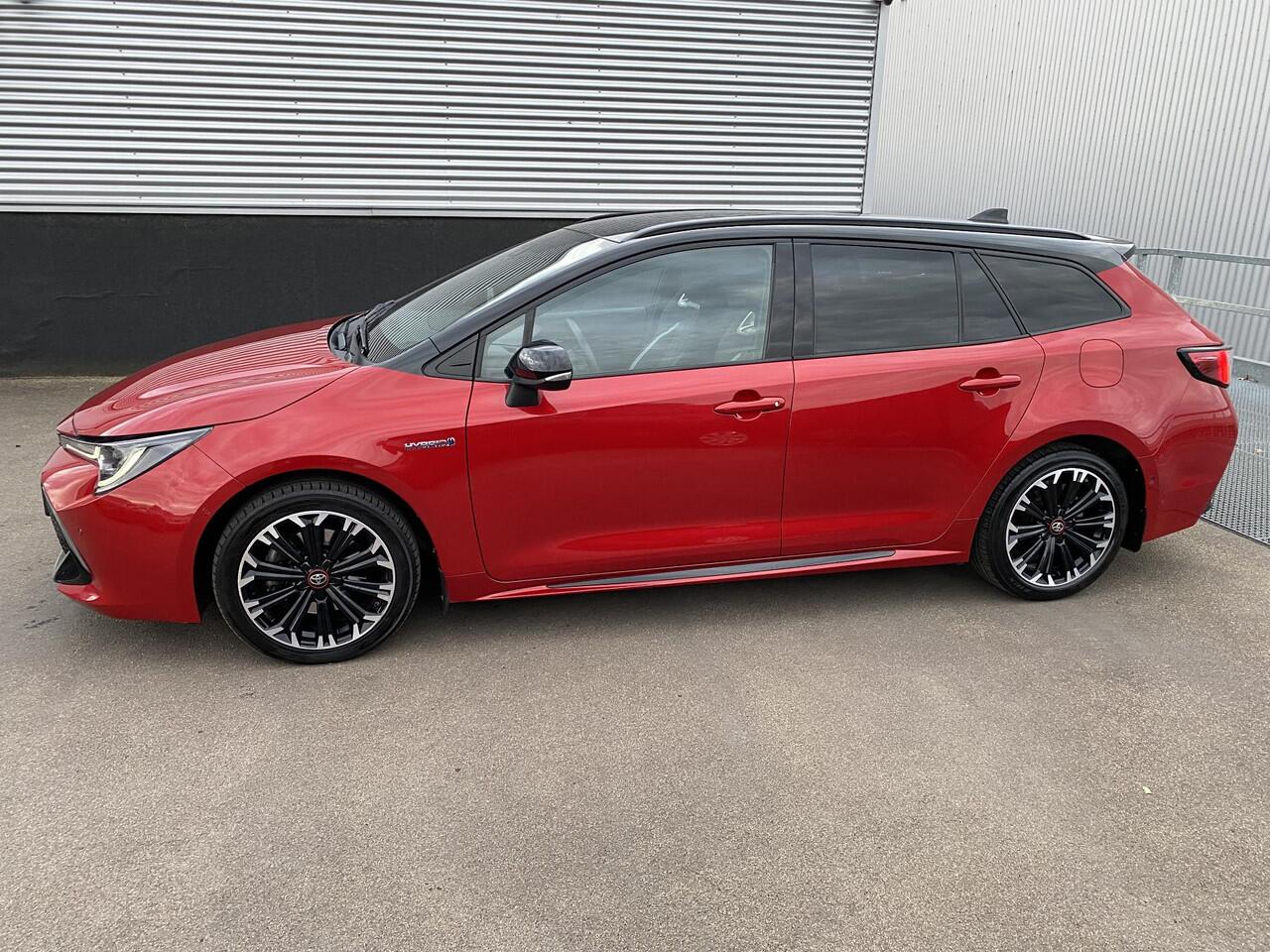 Toyota COROLLA Touring Sports 2.0 Hybrid GR-Sport Nieuw geleverd 1e eigenaar. Sportieve GR interieur, navigatie Apple CarPlay/Android Auto, stoelverwarming, draadloos telefoonlader, adaptieve cruise control, keyless,