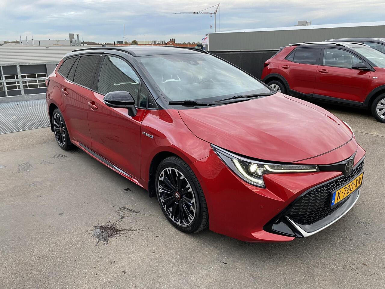 Toyota COROLLA Touring Sports 2.0 Hybrid GR-Sport Nieuw geleverd 1e eigenaar. Sportieve GR interieur, navigatie Apple CarPlay/Android Auto, stoelverwarming, draadloos telefoonlader, adaptieve cruise control, keyless,