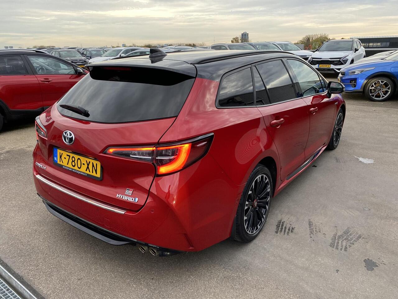 Toyota COROLLA Touring Sports 2.0 Hybrid GR-Sport Nieuw geleverd 1e eigenaar. Sportieve GR interieur, navigatie Apple CarPlay/Android Auto, stoelverwarming, draadloos telefoonlader, adaptieve cruise control, keyless,