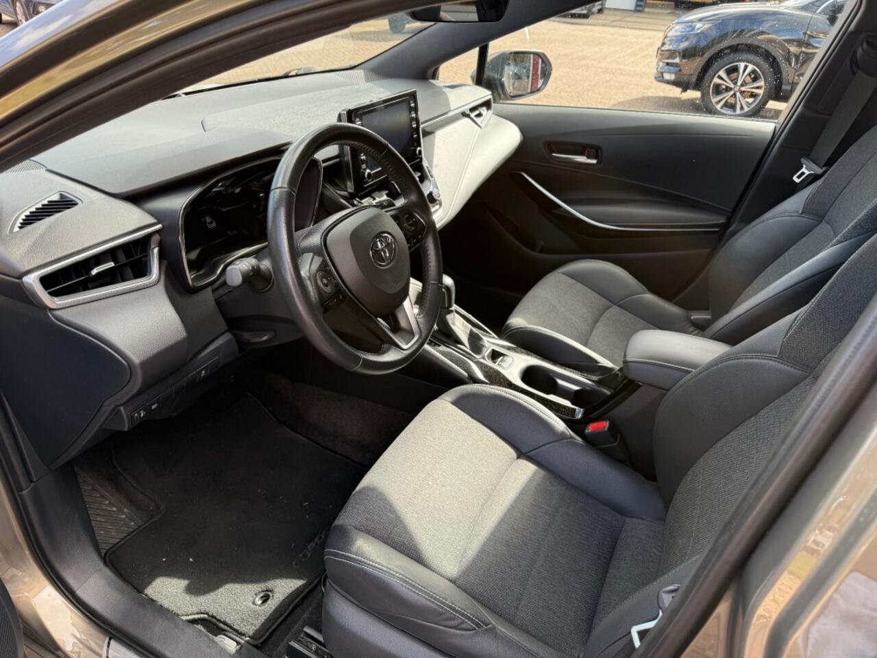 Toyota COROLLA 1.8 HYBRID DYNAMIC 5-DRS AUTOMAAT LUXE UITVOERING!