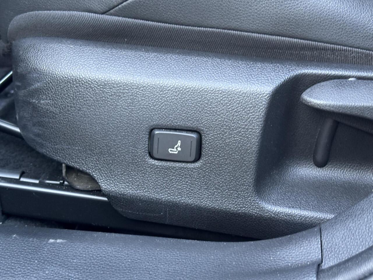 Toyota COROLLA Touring Sports 2.0 Hybrid Dynamic **NAVIGATIE/ STOELVERWARMING/ ADAPTIEF CRUISECONTROL**