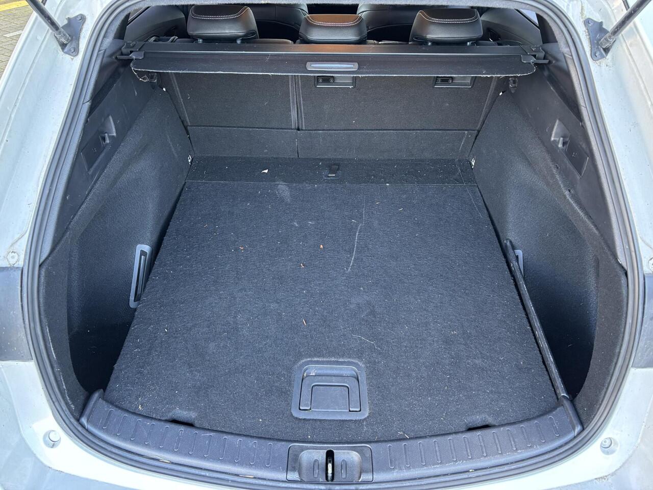 Toyota COROLLA Touring Sports 1.8 Hybrid Business | Navigatie | Stoelverwarming | Chrome pack |