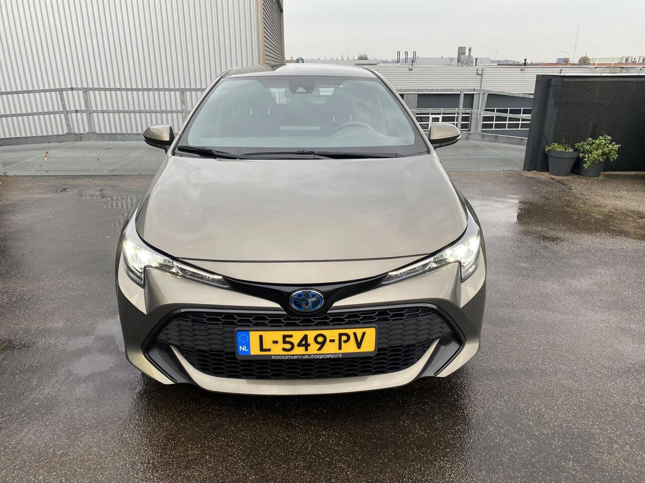 Toyota COROLLA 1.8 Hybrid Active NL Auto, 1e eign. BTW-auto, Navigatie Apple CarPlay/Android Auto, achteruitrij camera, adaptieve cruise control, keyless, boekjes compleet
