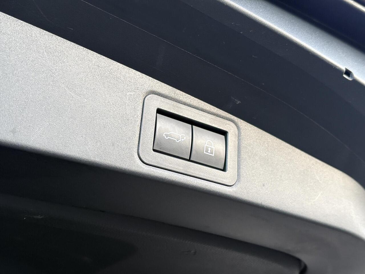 Toyota COROLLA Touring Sports 1.8 Hybrid Executive | Trekhaak | Stoelverwarming | Head-up Display | Camera | Full LED |