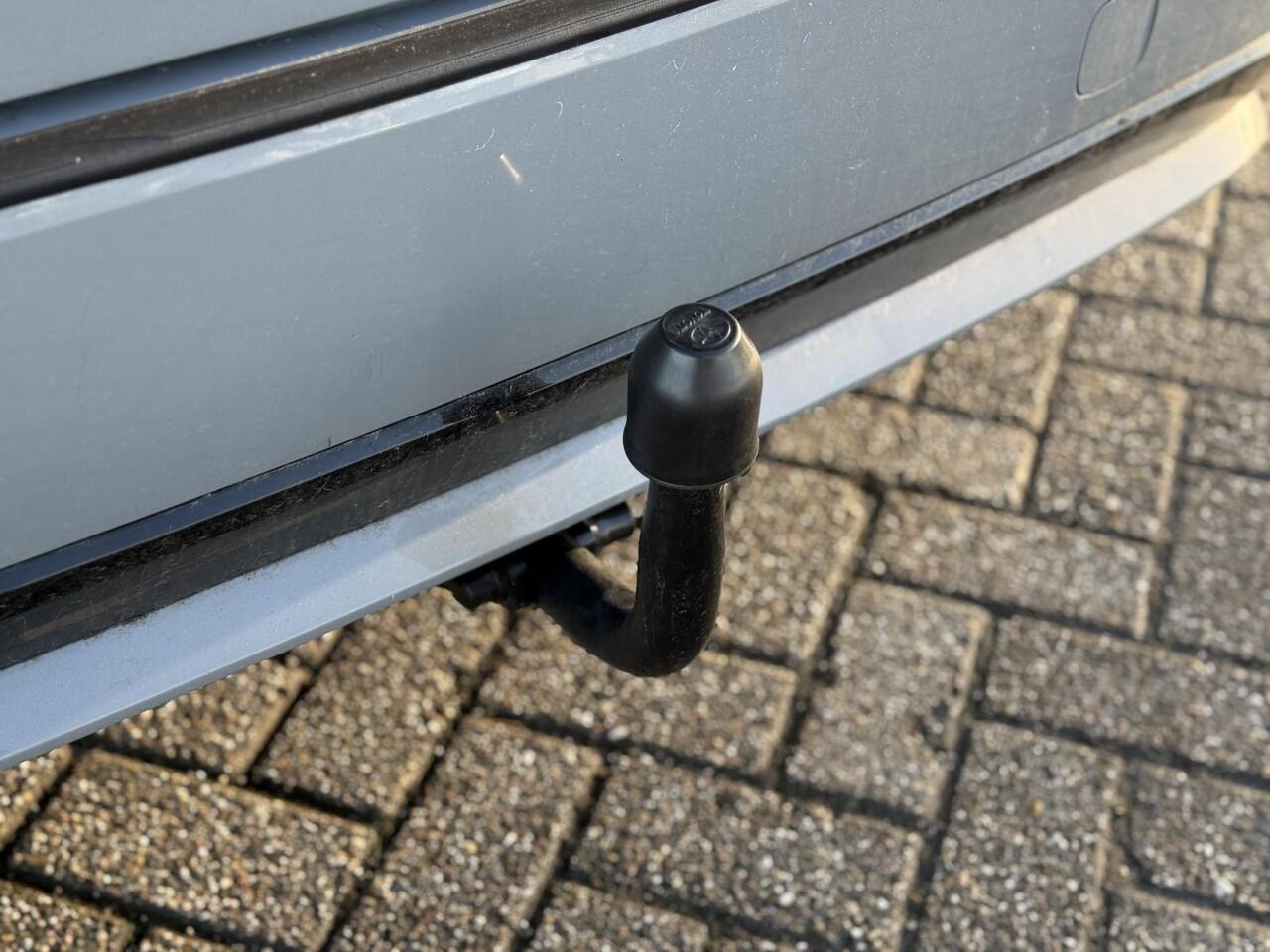 Toyota COROLLA Touring Sports 1.8 Hybrid Business Plus stoel-stuurverwarming | trekhaak | PDC rondom