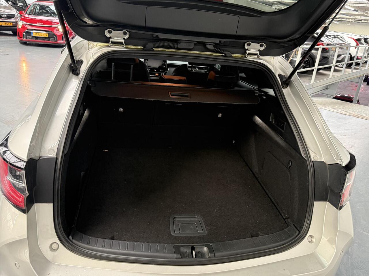 Toyota COROLLA Touring Sports 2.0 Hybrid Business Plus High Power Hybride, met trekhaak en Parkeersensoren voor en achter