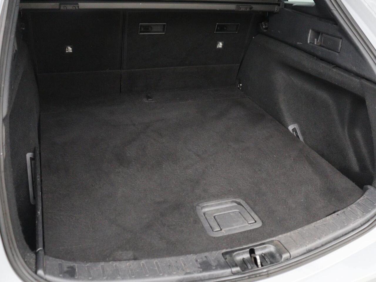 Toyota COROLLA 1.8 Hybrid Business | Trekhaak | Camera | Adaptive cruise | Carplay | Full LED | Climate control | Bluetooth | DAB | Getint glas