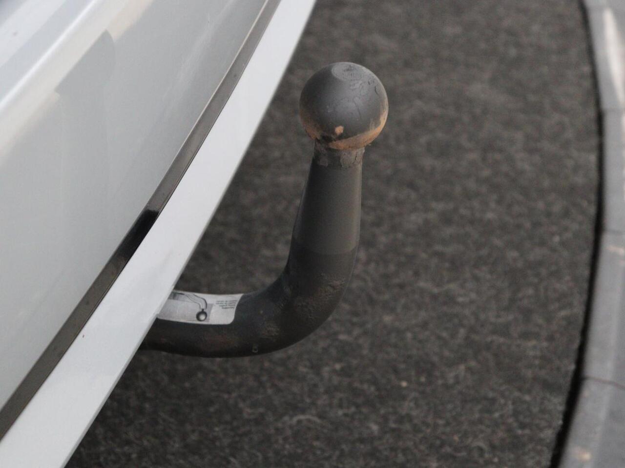 Toyota COROLLA 1.8 Hybrid Business | Trekhaak | Camera | Adaptive cruise | Carplay | Full LED | Climate control | Bluetooth | DAB | Getint glas