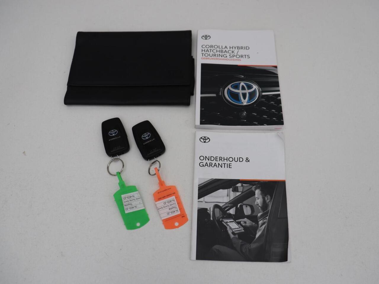 Toyota COROLLA 1.8 Hybrid Business | Trekhaak | Camera | Adaptive cruise | Carplay | Full LED | Climate control | Bluetooth | DAB | Getint glas