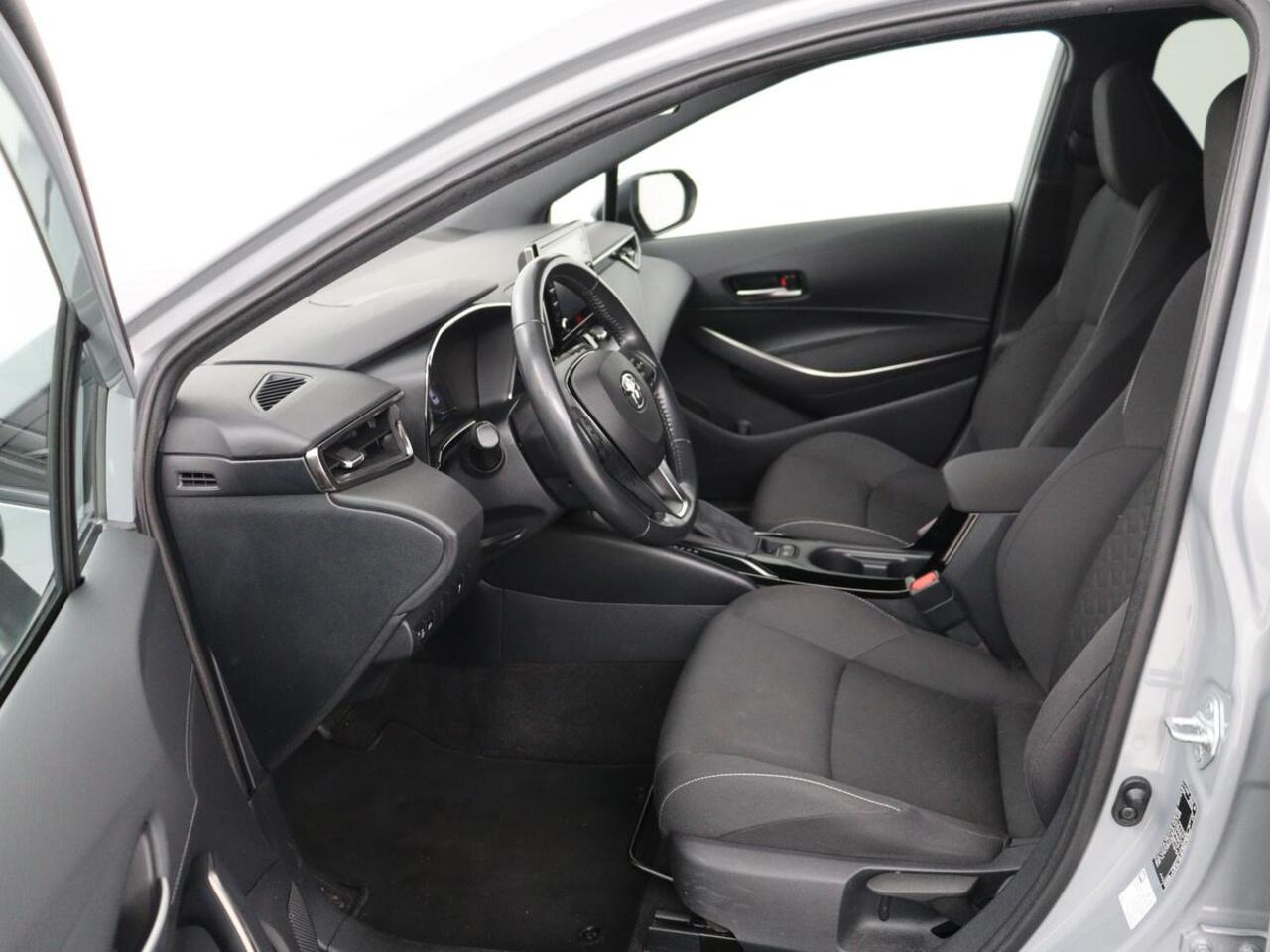 Toyota COROLLA 1.8 Hybrid Business | Trekhaak | Camera | Adaptive cruise | Carplay | Full LED | Climate control | Bluetooth | DAB | Getint glas