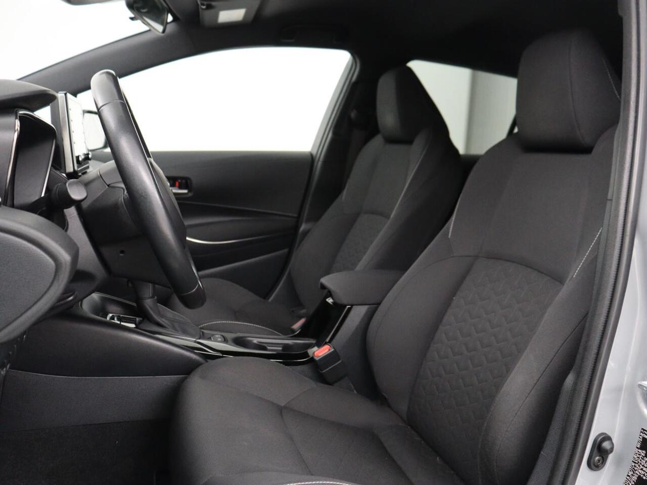 Toyota COROLLA 1.8 Hybrid Business | Trekhaak | Camera | Adaptive cruise | Carplay | Full LED | Climate control | Bluetooth | DAB | Getint glas