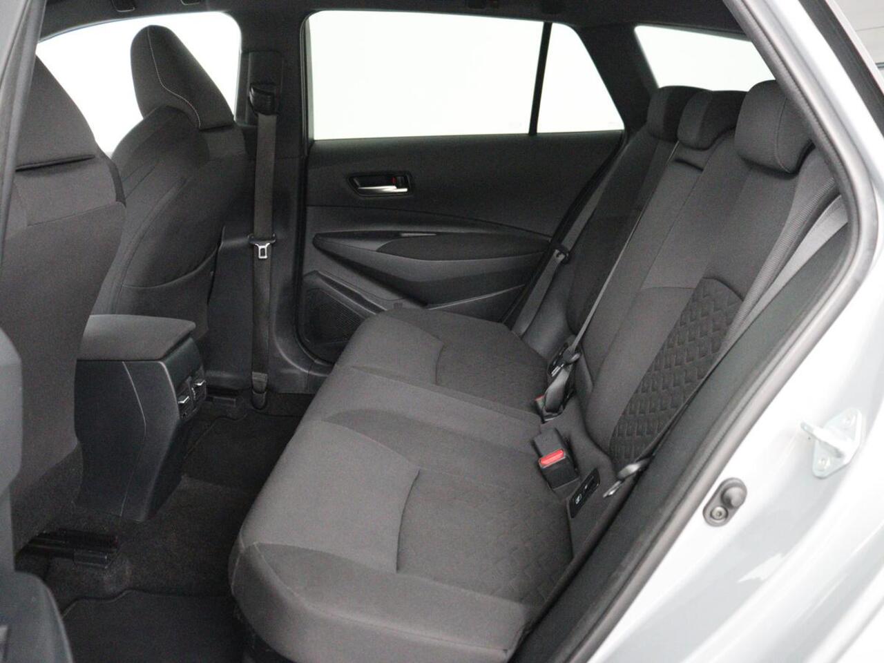 Toyota COROLLA 1.8 Hybrid Business | Trekhaak | Camera | Adaptive cruise | Carplay | Full LED | Climate control | Bluetooth | DAB | Getint glas