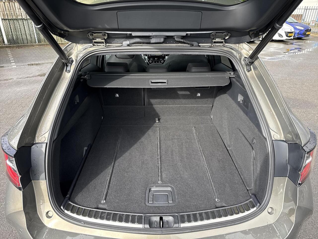 Toyota COROLLA Touring Sports 2.0 Hybrid Executive | Navigatie | Apple CarPlay/Android auto | Achteruitrijcamera | Panoramadak