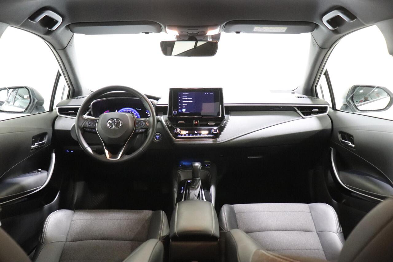 Toyota COROLLA Touring Sports 1.8 Hybrid Dynamic, Trekhaak, Stoelverwarming, Apple Carplay/Android Auto, Halfleder, 17" inch lm velgen, 1e Eigenaar!