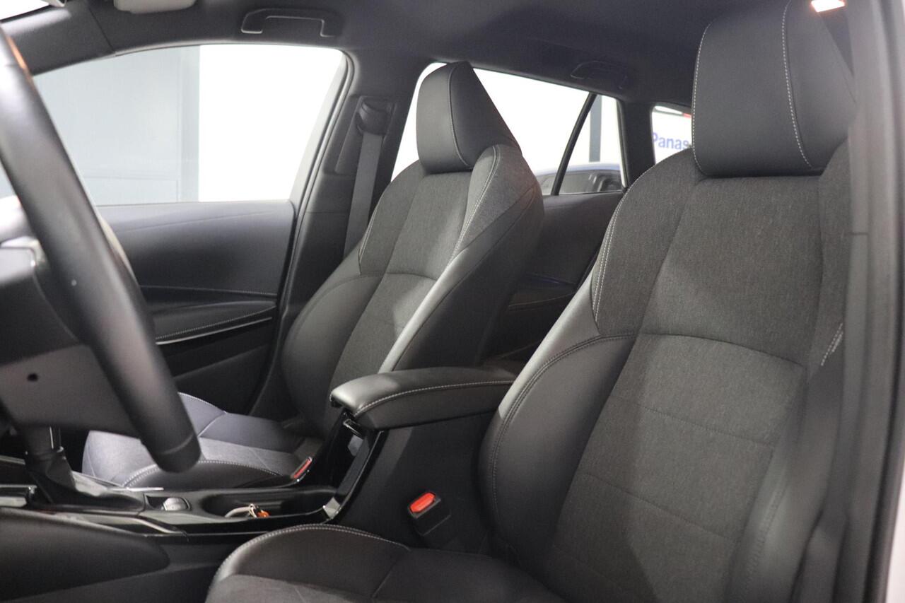 Toyota COROLLA Touring Sports 1.8 Hybrid Dynamic, Trekhaak, Stoelverwarming, Apple Carplay/Android Auto, Halfleder, 17" inch lm velgen, 1e Eigenaar!