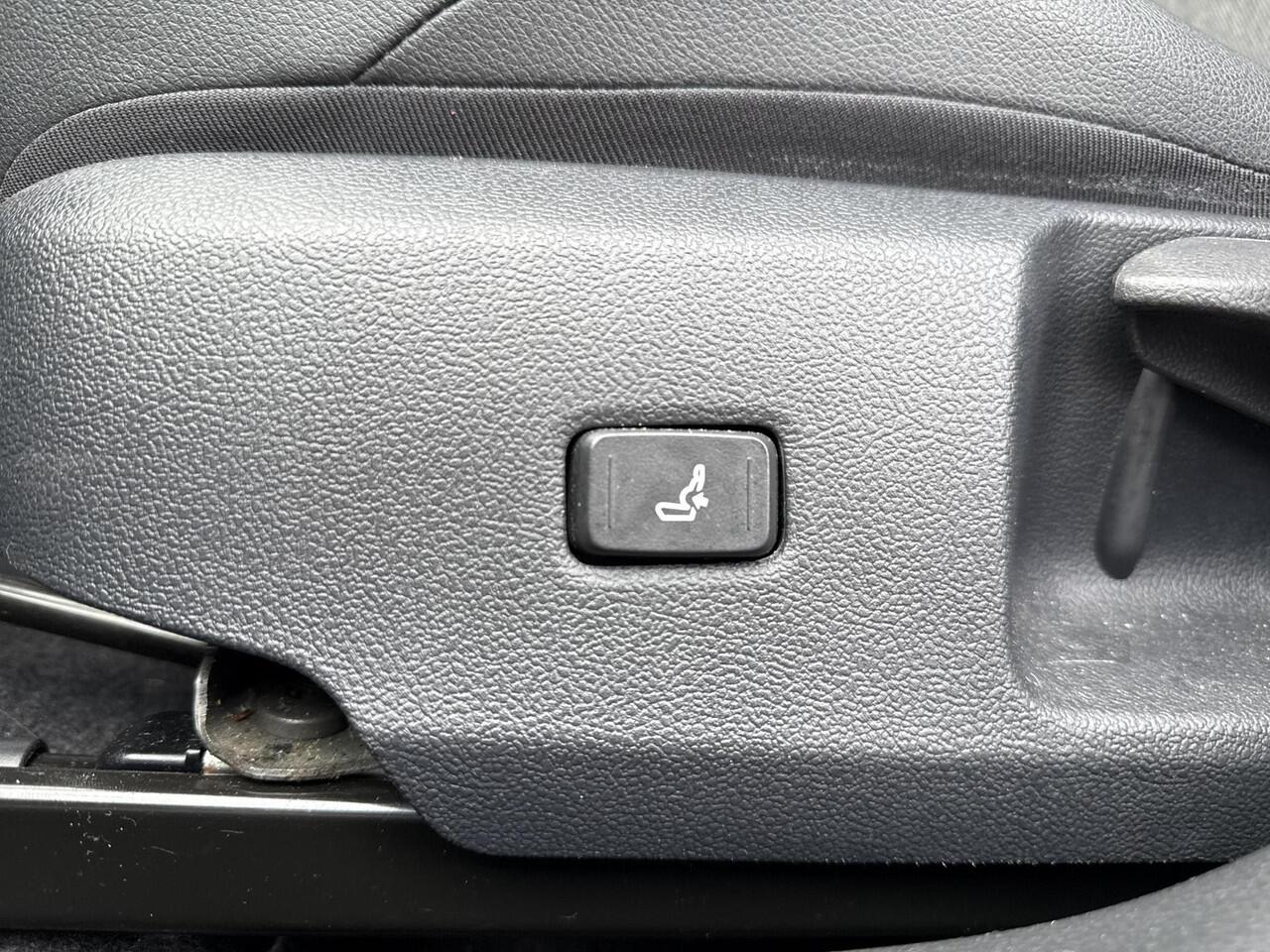 Toyota COROLLA Touring Sports 1.8 Hybrid Dynamic **NAVIGATIE/ KEYLESS/ STOELVERWARMING/ 36 MAANDEN GARANTIE**