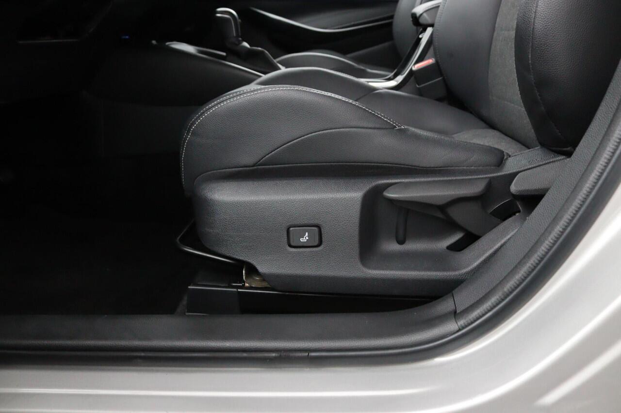 Toyota COROLLA Touring Sports 2.0 Hybrid Dynamic | Parkeersensoren Rondom | Led Verlichting | Stoelverwarming | Privacy Glas |