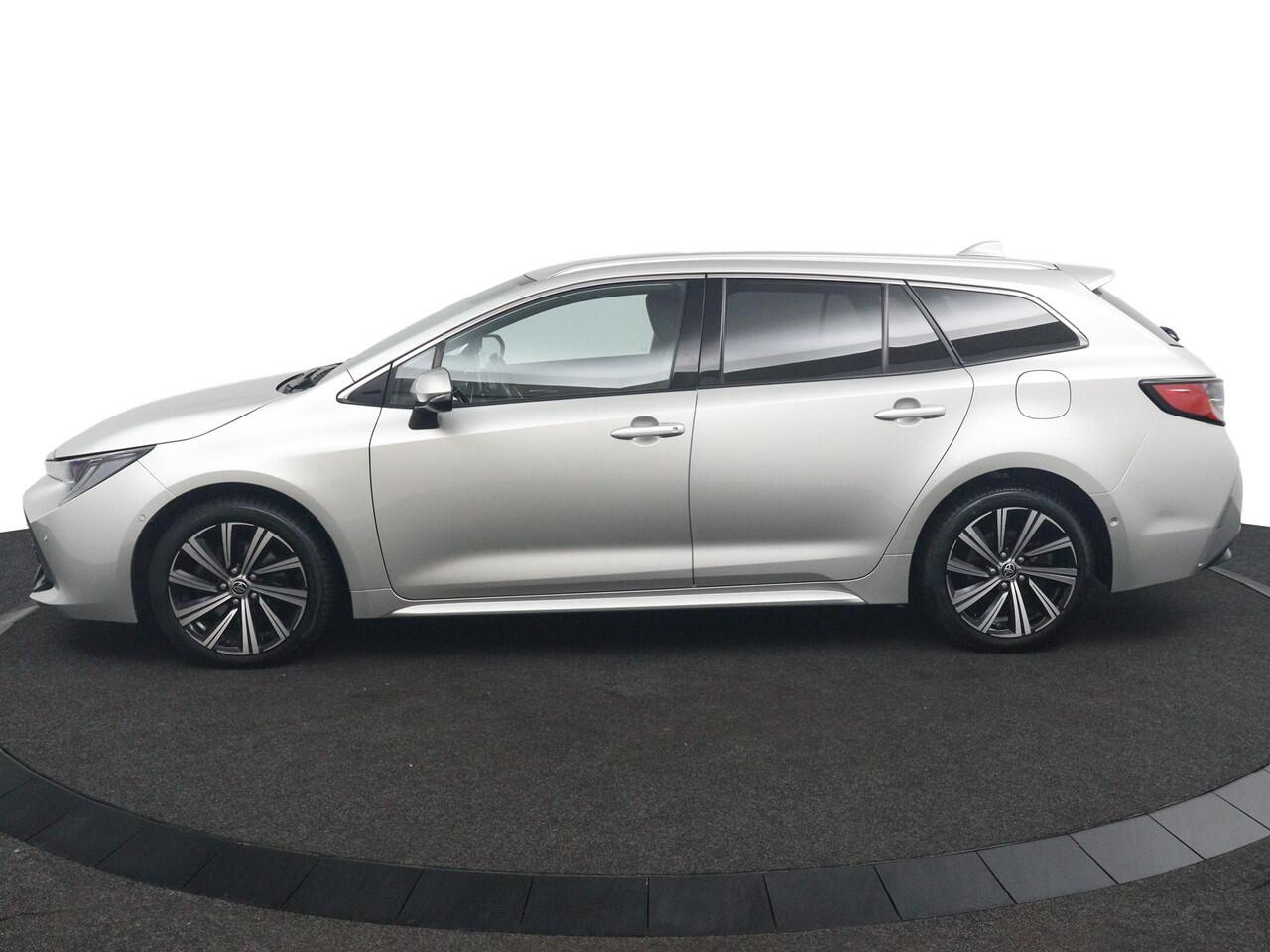 Toyota COROLLA Touring Sports 2.0 Hybrid Dynamic | Parkeersensoren Rondom | Led Verlichting | Stoelverwarming | Privacy Glas |