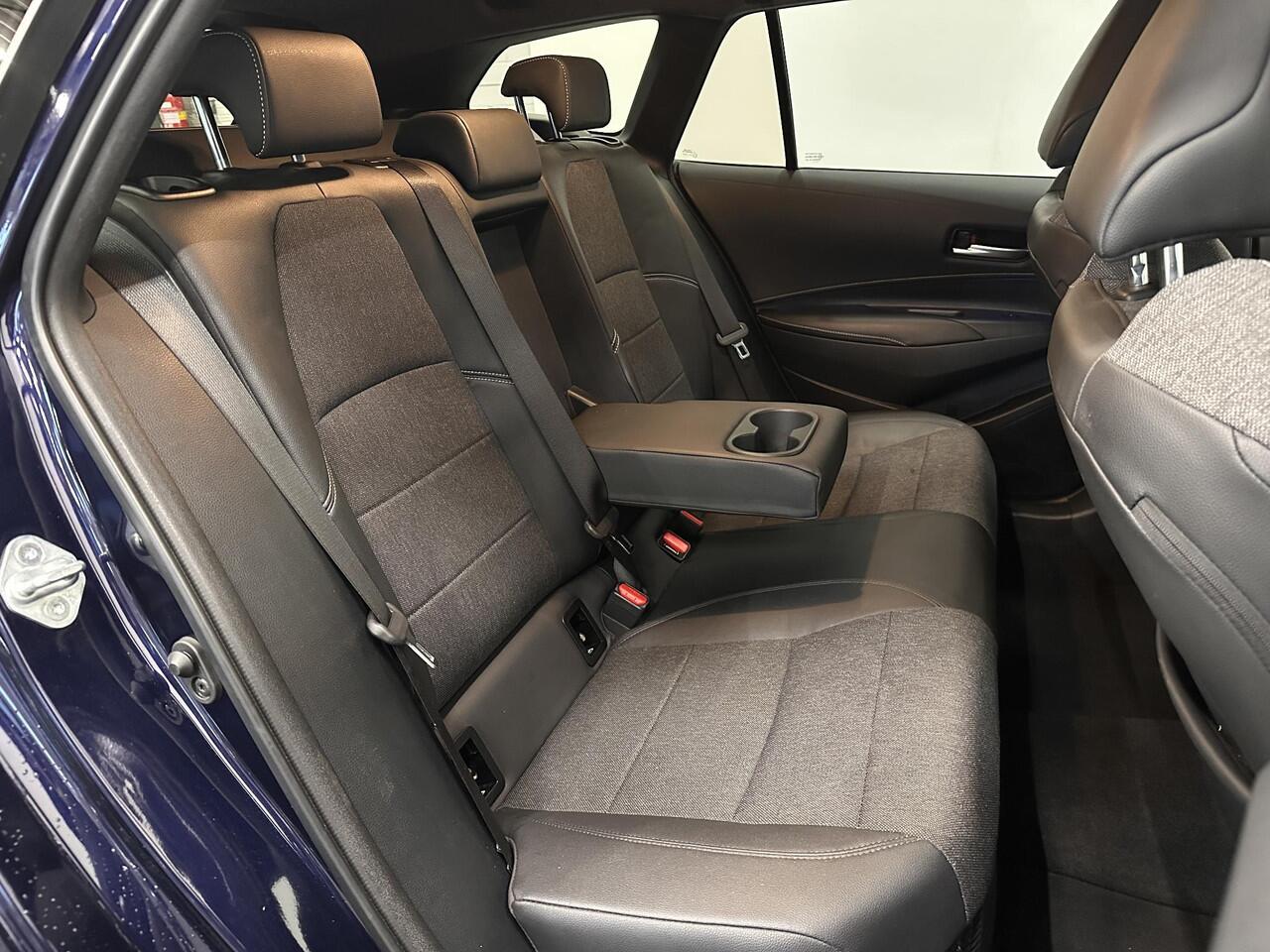 Toyota COROLLA Touring Sports 1.8 Hybrid Dynamic Airco ECC Carplay Navi 17" LM Velgen Adaptive Cruise Control Stoelverwarming PDC VA+ Camera