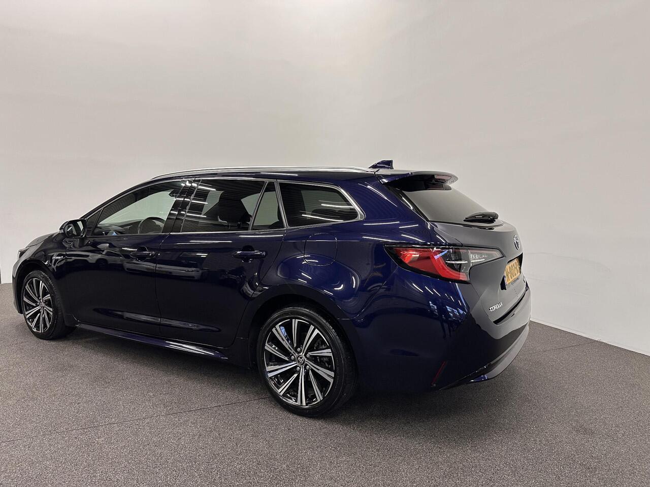 Toyota COROLLA Touring Sports 1.8 Hybrid Dynamic Airco ECC Carplay Navi 17" LM Velgen Adaptive Cruise Control Stoelverwarming PDC VA+ Camera