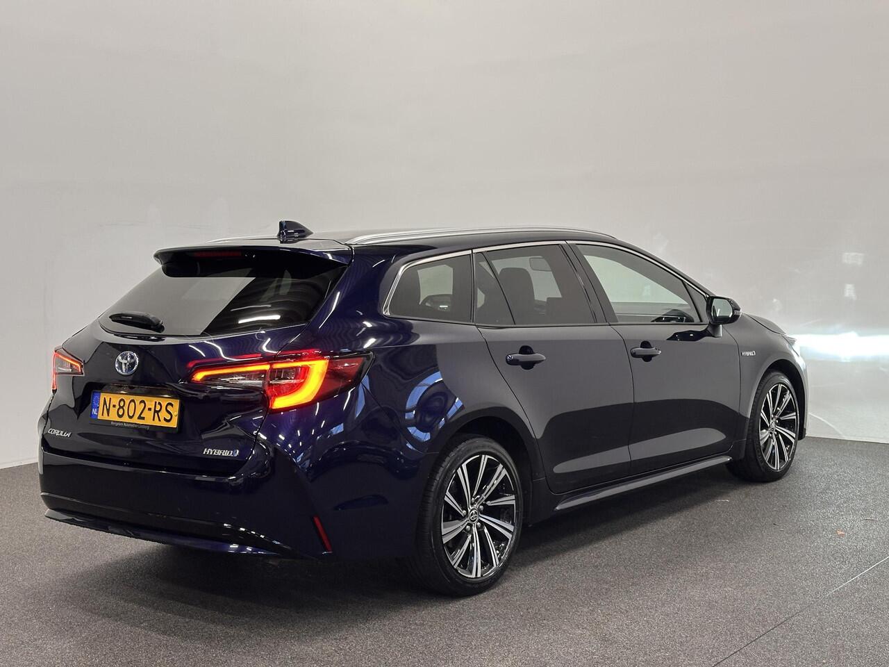 Toyota COROLLA Touring Sports 1.8 Hybrid Dynamic Airco ECC Carplay Navi 17" LM Velgen Adaptive Cruise Control Stoelverwarming PDC VA+ Camera