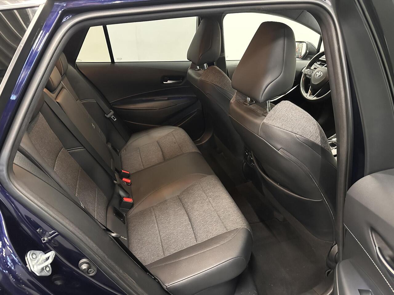 Toyota COROLLA Touring Sports 1.8 Hybrid Dynamic Airco ECC Carplay Navi 17" LM Velgen Adaptive Cruise Control Stoelverwarming PDC VA+ Camera