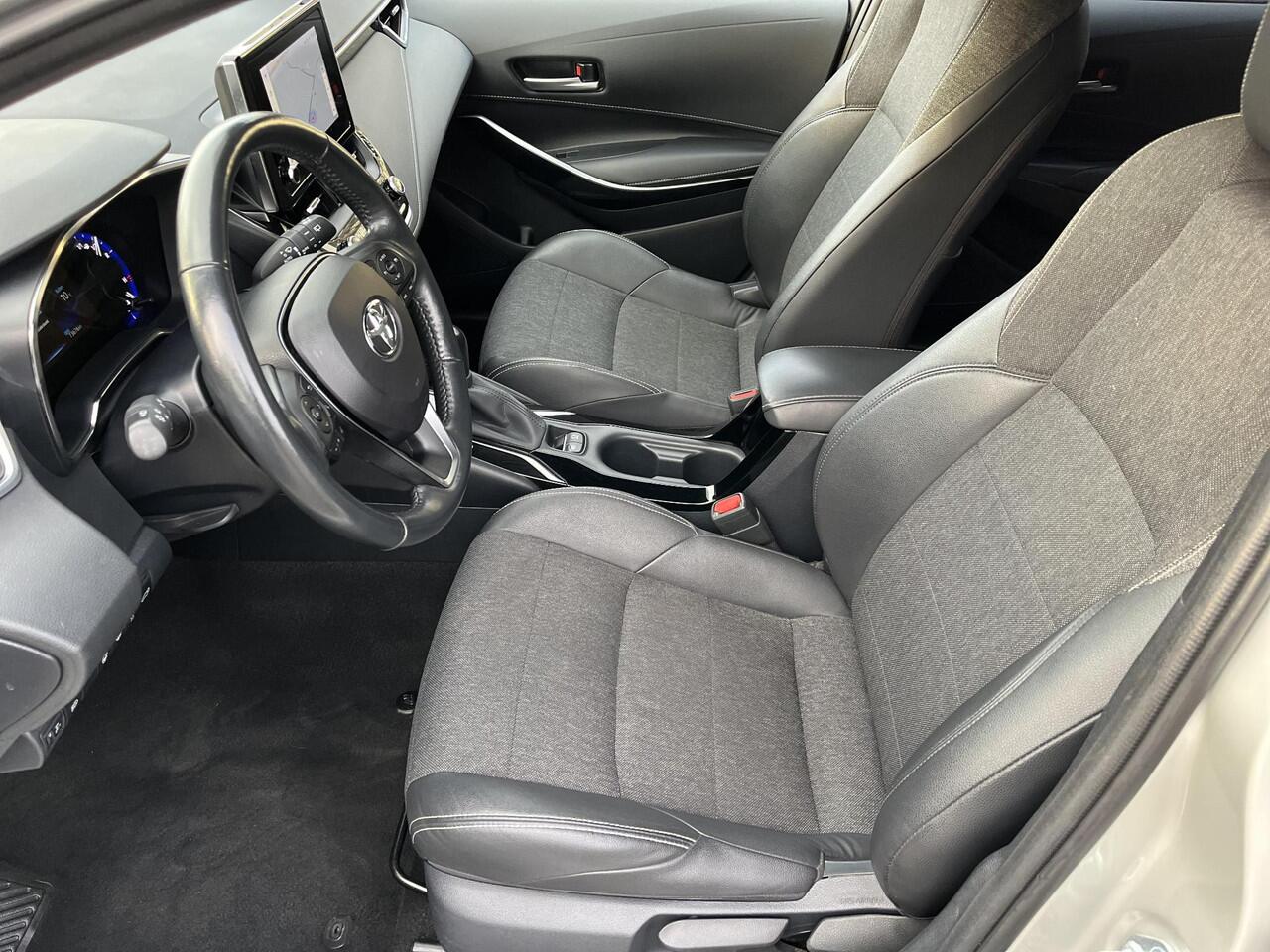 Toyota COROLLA 1.8 Hybrid Executive | Navigatie | Elektrische achterklep | Stoel- + stuurverwarming |