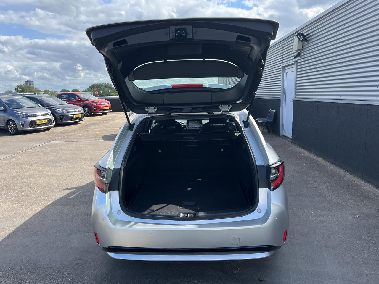 Toyota COROLLA Touring Sports 1.8 Hybrid Dynamic Limited Navigatie, Stoelverwarming, Parkeersensoren, Apple CarPlay/Android Auto, achteruitrij camera, adaptieve cruise control!