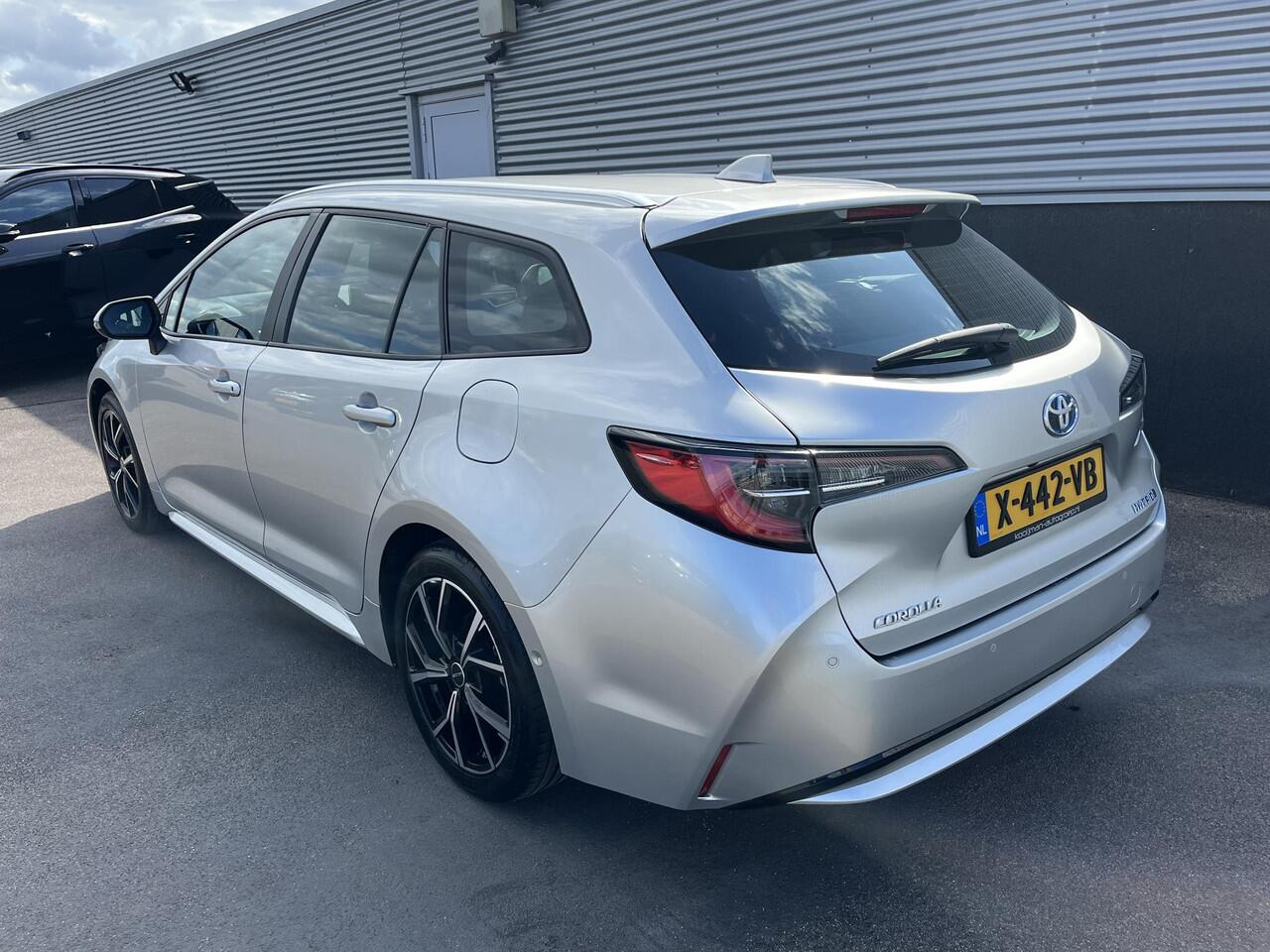 Toyota COROLLA Touring Sports 1.8 Hybrid Dynamic Limited Navigatie, Stoelverwarming, Parkeersensoren, Apple CarPlay/Android Auto, achteruitrij camera, adaptieve cruise control!