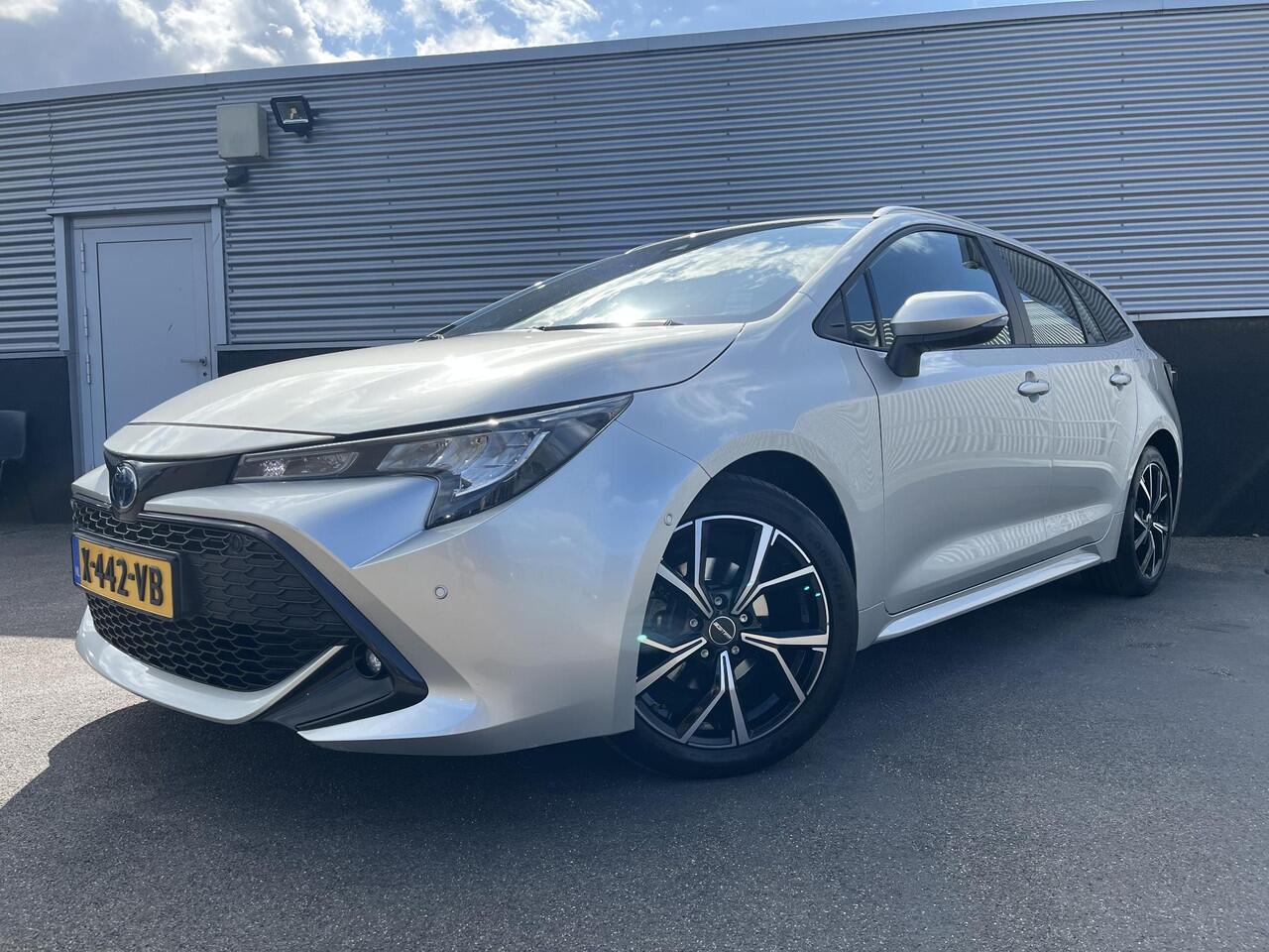 Toyota COROLLA Touring Sports 1.8 Hybrid Dynamic Limited Navigatie, Stoelverwarming, Parkeersensoren, Apple CarPlay/Android Auto, achteruitrij camera, adaptieve cruise control!