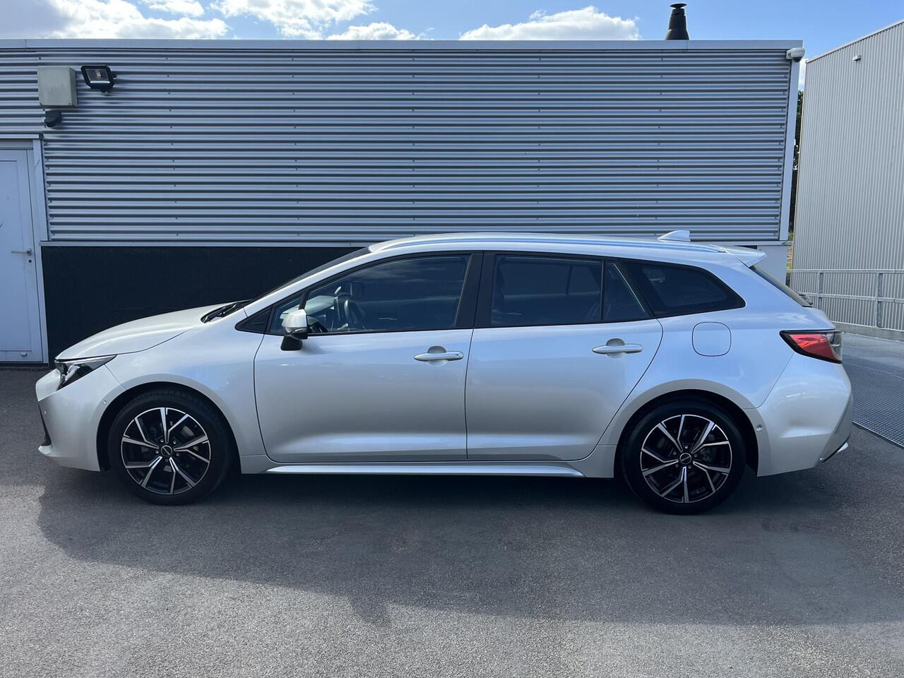 Toyota COROLLA Touring Sports 1.8 Hybrid Dynamic Limited Navigatie, Stoelverwarming, Parkeersensoren, Apple CarPlay/Android Auto, achteruitrij camera, adaptieve cruise control!