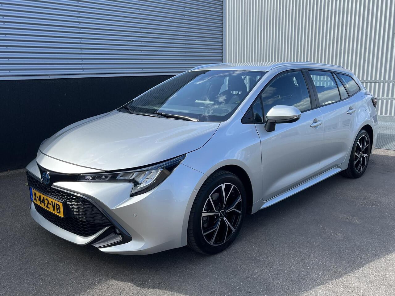 Toyota COROLLA Touring Sports 1.8 Hybrid Dynamic Limited Navigatie, Stoelverwarming, Parkeersensoren, Apple CarPlay/Android Auto, achteruitrij camera, adaptieve cruise control!