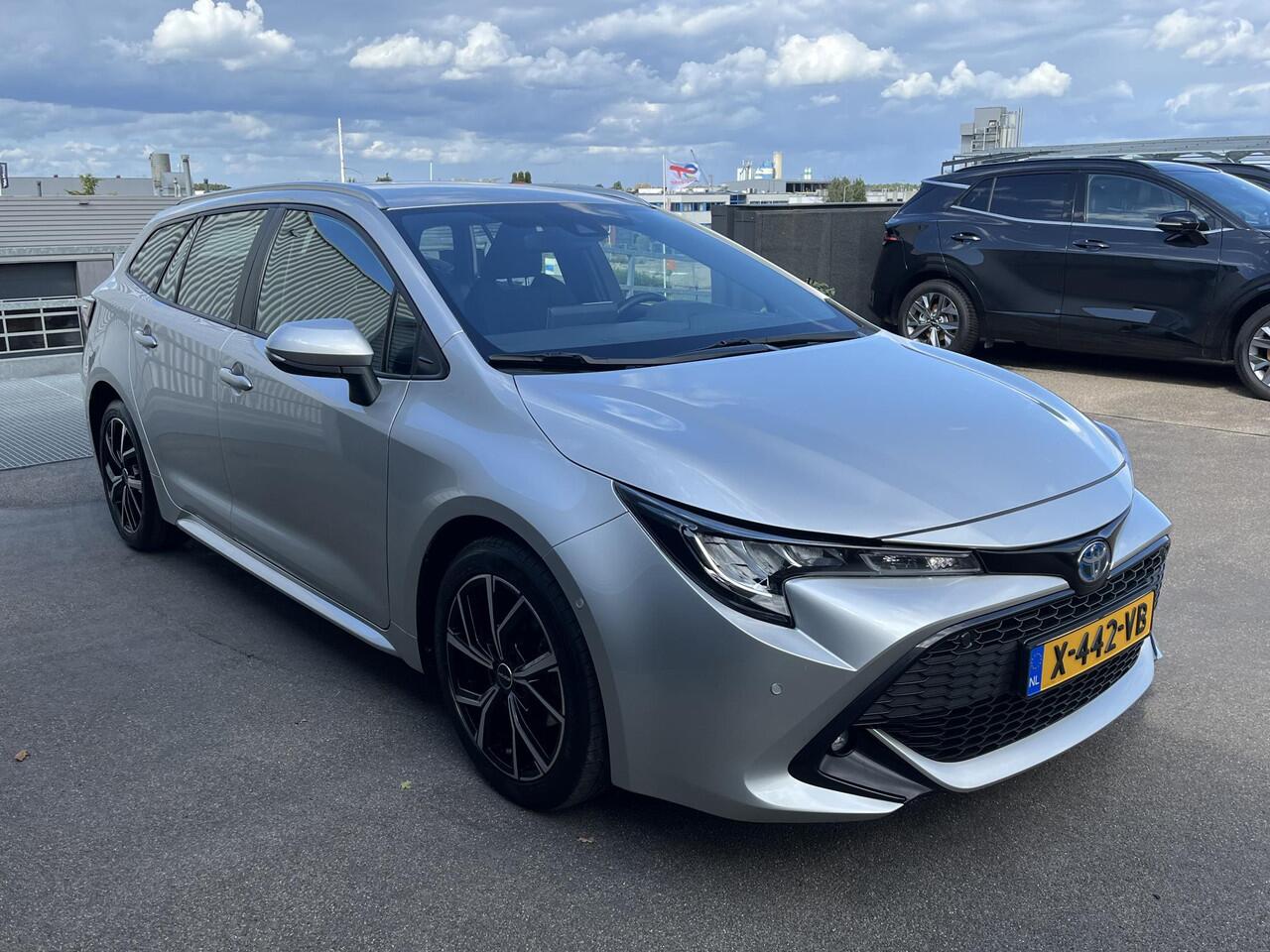 Toyota COROLLA Touring Sports 1.8 Hybrid Dynamic Limited Navigatie, Stoelverwarming, Parkeersensoren, Apple CarPlay/Android Auto, achteruitrij camera, adaptieve cruise control!
