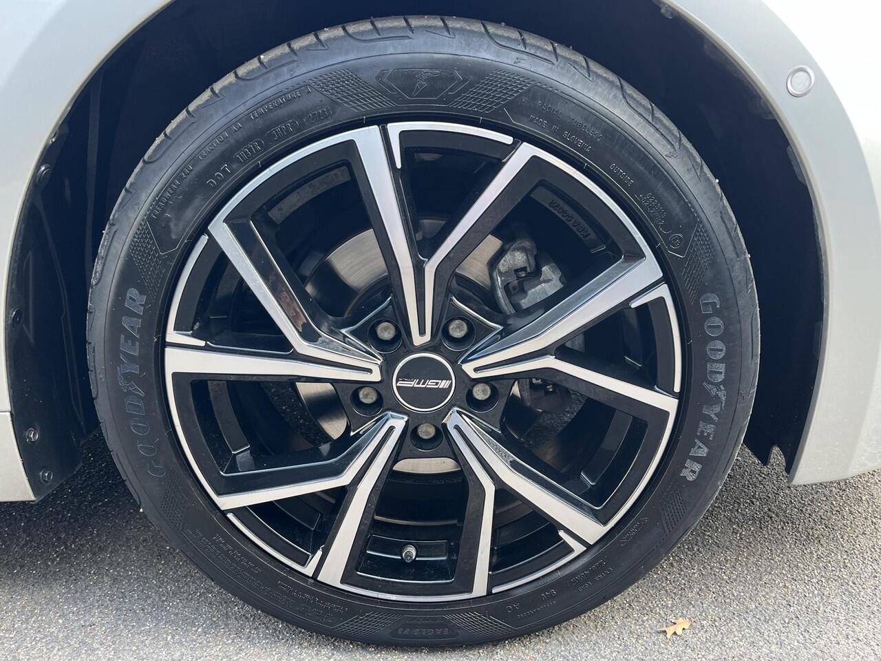 Toyota COROLLA Touring Sports 1.8 Hybrid Dynamic Limited Navigatie, Stoelverwarming, Parkeersensoren, Apple CarPlay/Android Auto, achteruitrij camera, adaptieve cruise control!