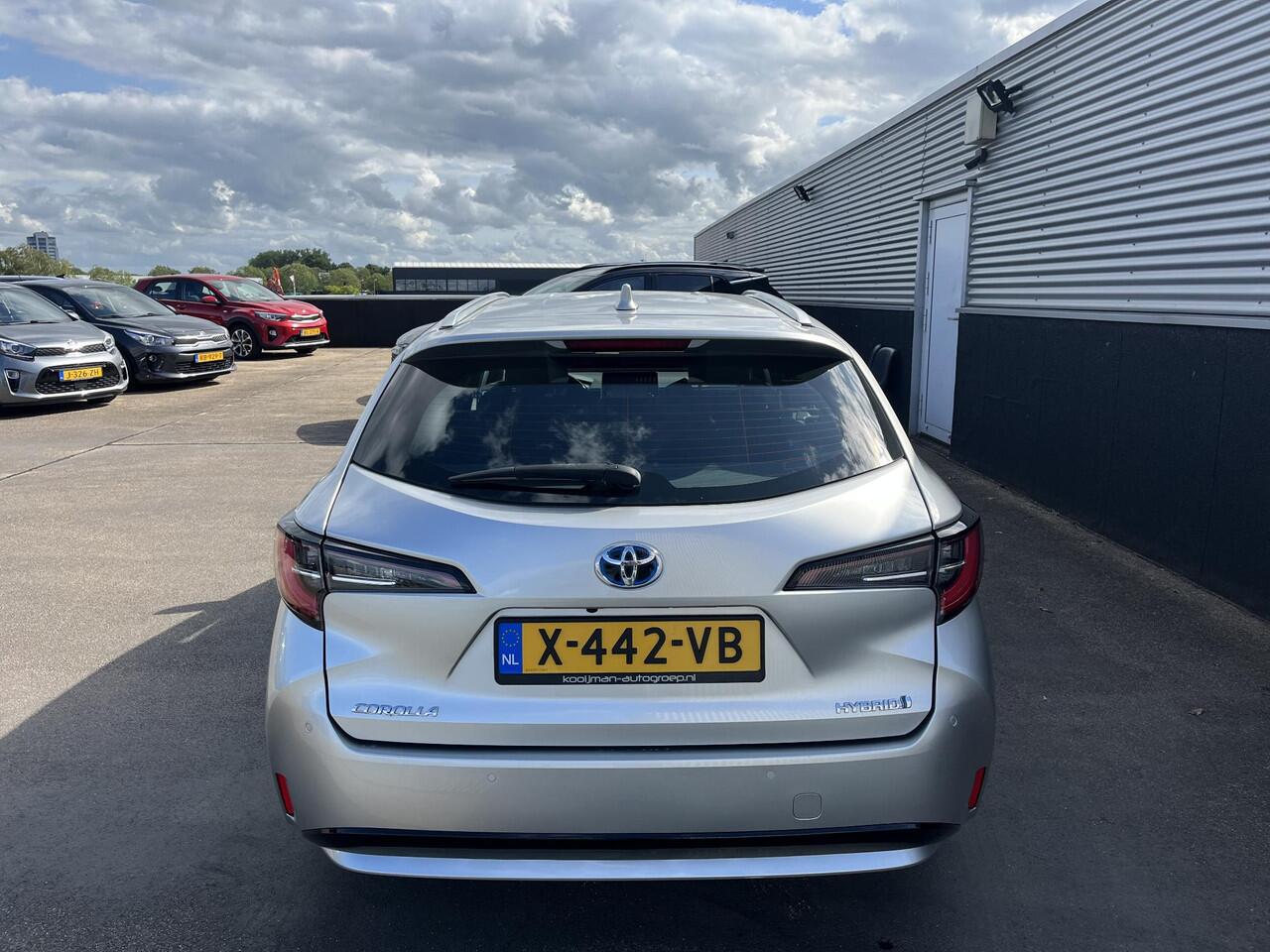 Toyota COROLLA Touring Sports 1.8 Hybrid Dynamic Limited Navigatie, Stoelverwarming, Parkeersensoren, Apple CarPlay/Android Auto, achteruitrij camera, adaptieve cruise control!