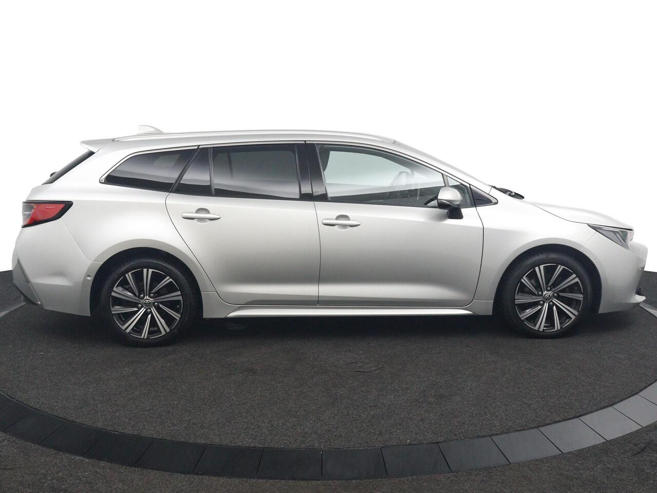 Toyota COROLLA Touring Sports 2.0 Hybrid Dynamic | Parkeersensoren Rondom | Led Verlichting | Stoelverwarming | Privacy Glas |