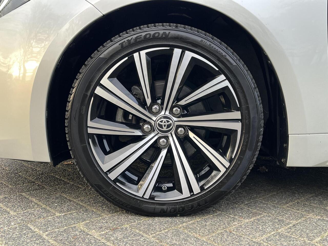 Toyota COROLLA 1.8 Hybrid Executive | Navigatie | Elektrische achterklep | Stoel- + stuurverwarming |