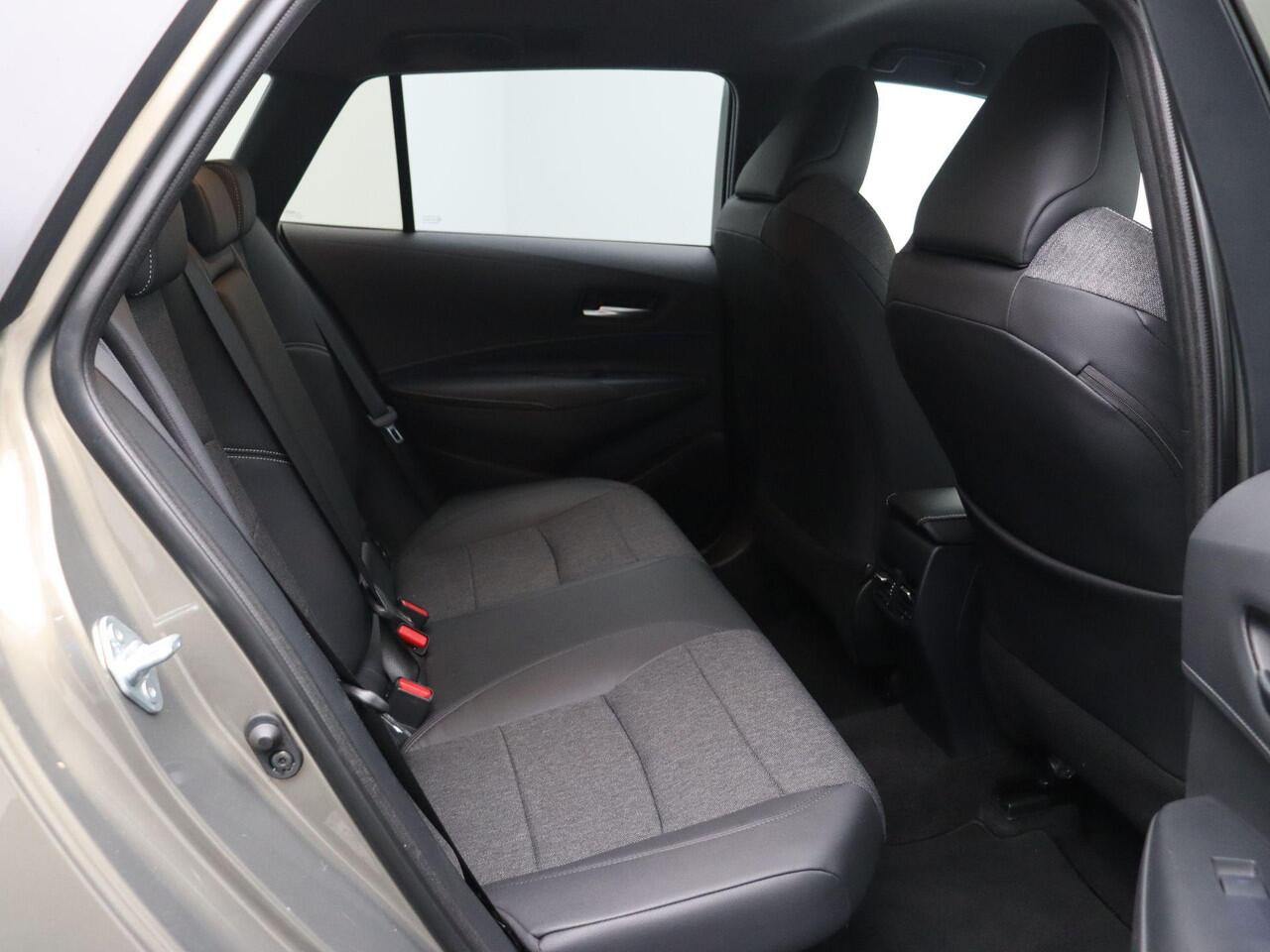 Toyota COROLLA Touring Sports 1.8 Hybrid Dynamic | Slechts 29365km | Stoelverwarming | Trekhaak | Adaptieve Cruise Control | Keyless Entry |