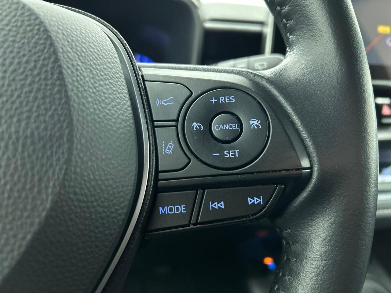 Toyota COROLLA Touring Sports 1.8 Hybrid Business Plus Volledig Leder Airco ECC Navi Carplay PDC VA + Camera Adaptive Cruise Control Full LED 17" Velgen NL Auto 1e Eig. Dealer onderhouden